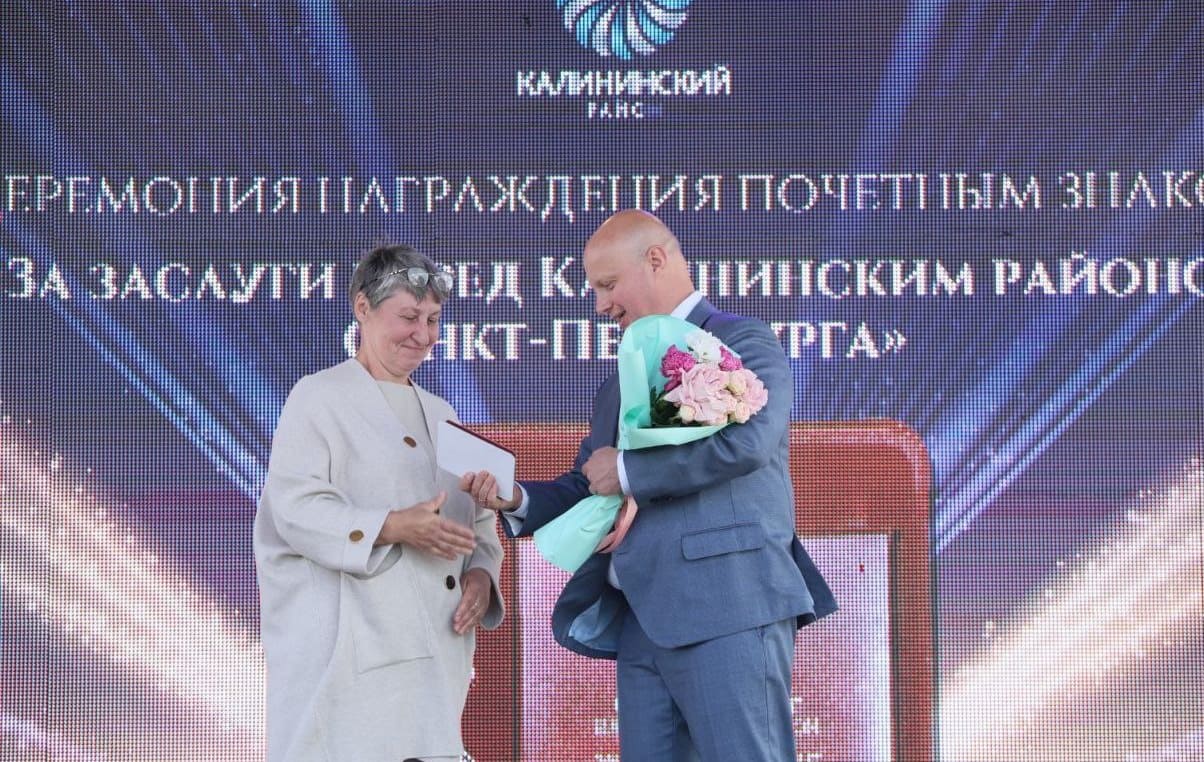Глава администрации Калининского района вручает почетный знак за заслуги сотруднику завода "Красный Выборжец" 