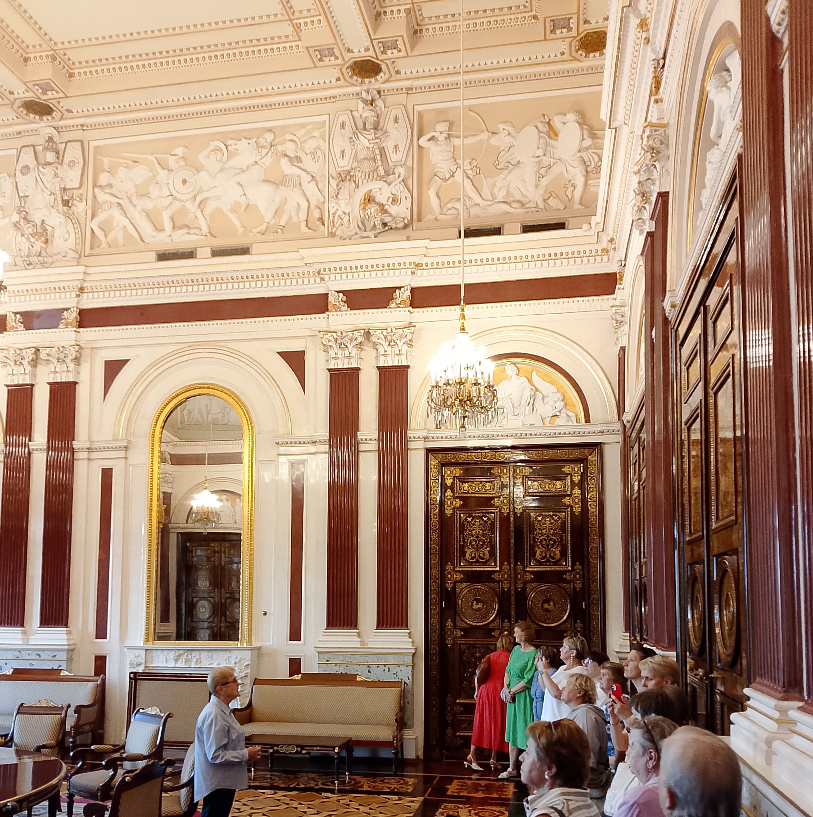 Сотрудники завода "Красный Выборжец" в зале Мариинского дворца