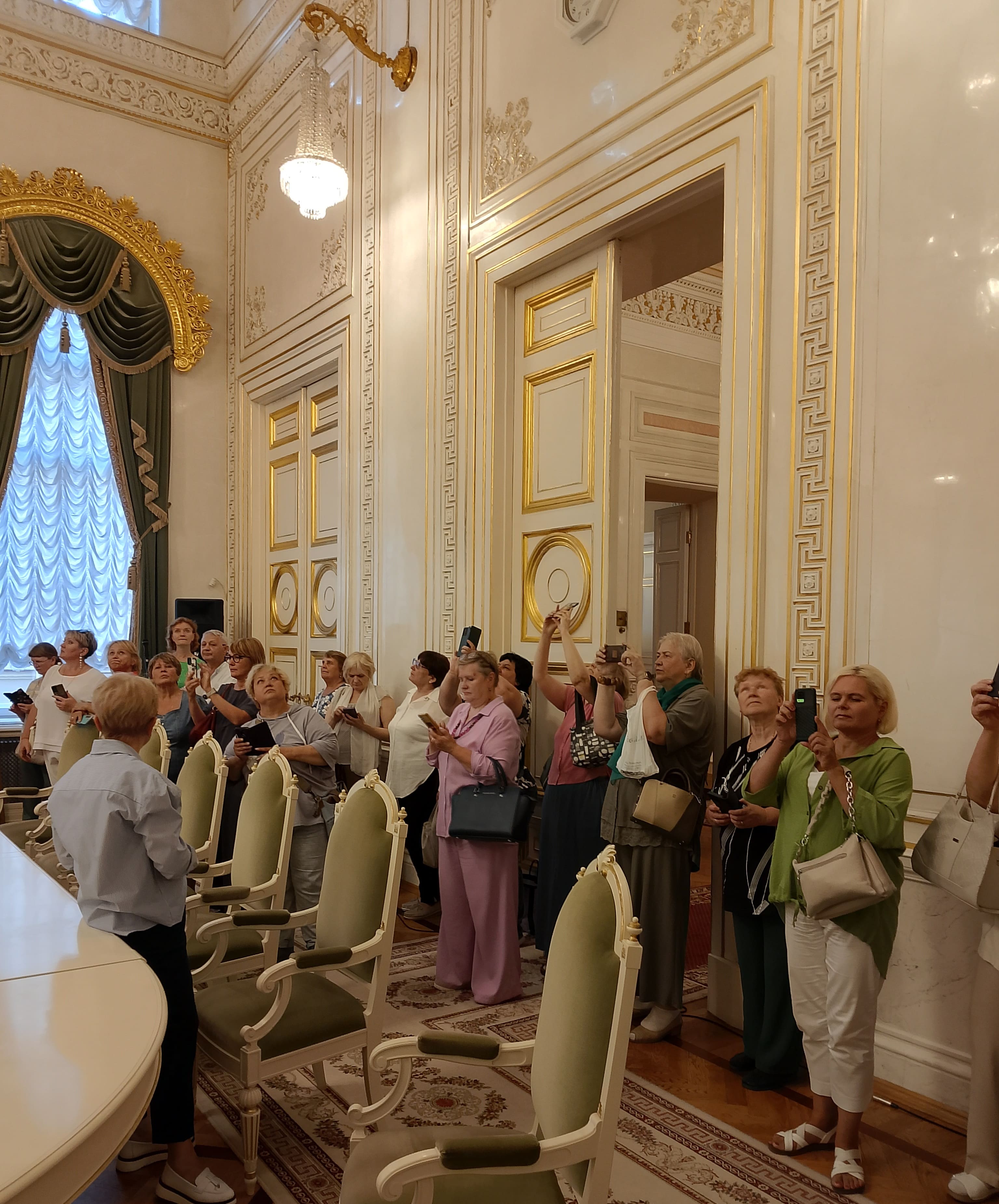 Сотрудники завода "Красный Выборжец" на продолжении экскурсии по Мариинскому дворцу